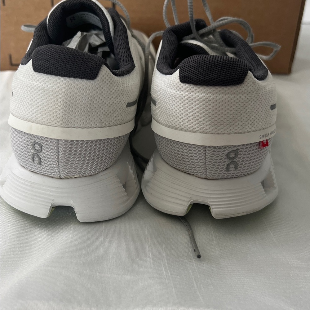 On Running White And Gray Cloudflow Athletic Shoes - image 4